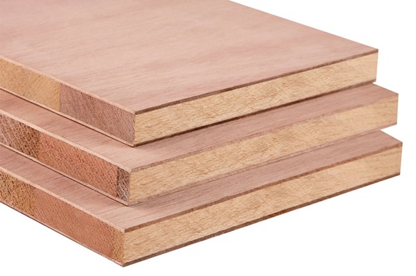 Tumpukan Blockboard (Kayu Blok) dengan inti kayu solid tebal, tersedia grosir di Distributor Indoho Semarang. Material kuat untuk pembuatan furniture dan interior berkualitas.