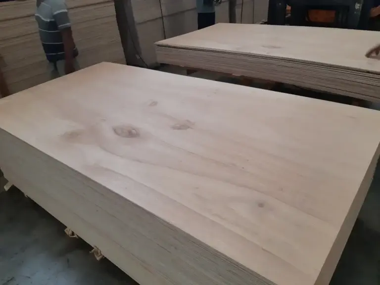 Tumpukan stok Plywood atau Multiplek kualitas terbaik dengan urat kayu Meranti yang jelas, siap dijual secara grosir di Semarang, Jawa Tengah. Distributor Indoho