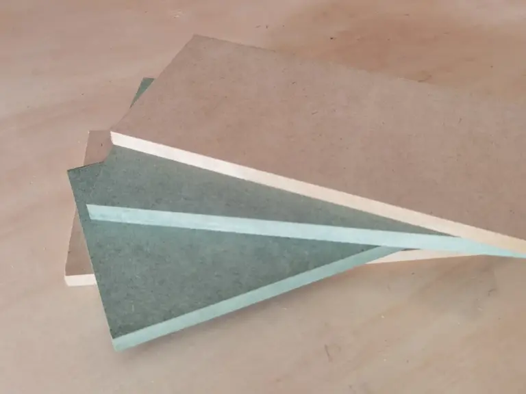 Perbandingan antara MDF Hijau Lestari (Moisture Resistant) dan MDF Standar, menunjukkan inti hijau sebagai penanda ketahanan terhadap kelembapan. Cocok untuk area dapur dan kamar mandi. Distributor Indoho.