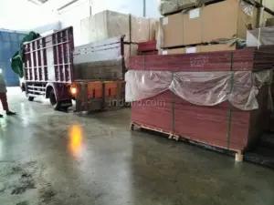 Kesiapan armada pengiriman PT Indoho Santosa Abadi untuk menyuplai triplek film face ke seluruh Indonesia.