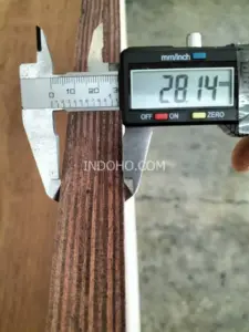 Pengukuran presisi container plywood ketebalan 28mm menggunakan jangka sorong digital