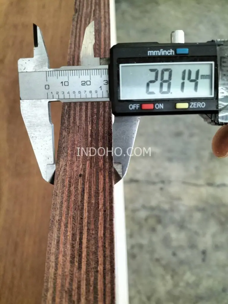 Pengukuran presisi container plywood ketebalan 28mm menggunakan jangka sorong digital