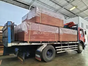 Pengiriman stok Container Plywood 28mm Full Kruing untuk lantai peti kemas oleh Indoho Semarang