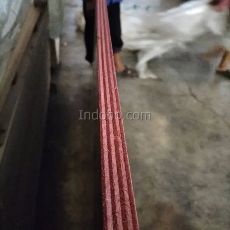 Detail lapisan pinggir plywood phenolic film face untuk bekisting beton yang kuat dan presisi