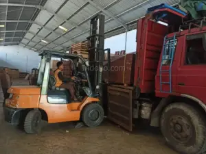 Tim logistik Indoho memastikan setiap pesanan plywood phenolic diproses dengan cepat dan profesional