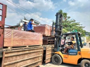 Aktivitas forklift memuat triplek kontainer 28mm full kruing untuk lantai peti kemas di gudang Indoho.