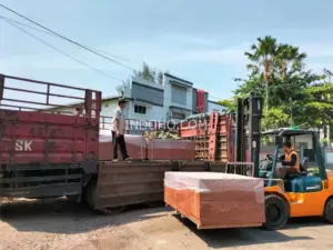 Proses pemuatan triplek kontainer 28mm full kruing ke truk pengiriman oleh distributor container flooring plywood Indonesia.