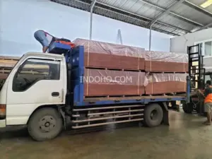 Truk pengiriman bermuatan triplek kontainer 28mm full kruing di gudang PT Indoho Santosa Abadi, Distributor Container Flooring Plywood Indonesia.