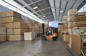 Proses pengiriman pesanan plywood dari gudang PT Indoho Santosa Abadi Semarang menggunakan truk ke pelanggan
