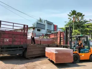 Forklift memuat tumpukan triplek film face berkualitas untuk distribusi nasional