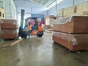 Suasana gudang PT Indoho Santosa Abadi sebagai distributor container flooring plywood Indonesia dengan stok melimpah triplek kontainer 28mm.