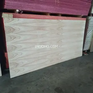 Harga plywood veneer mindi 18mm corak bookmatch simetris untuk bahan furniture interior.