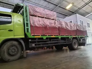 Truk bermuatan penuh plywood phenolic siap dikirim ke luar pulau melalui layanan logistik PT Indoho Santosa Abadi