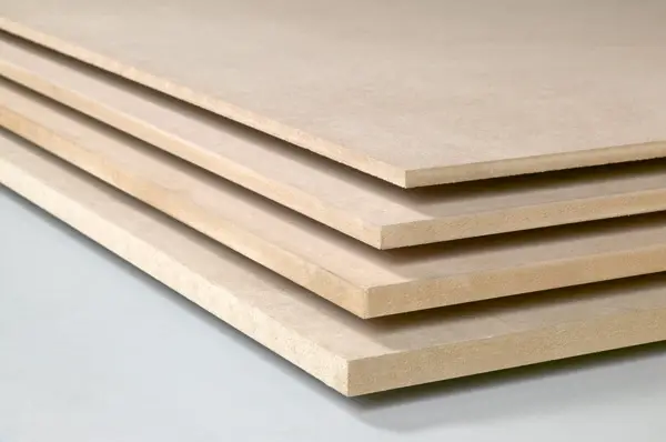 Tumpukan papan MDF kualitas premium dengan permukaan halus untuk industri furniture dan interior.