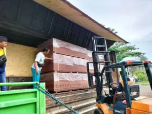 Pemuatan produk triplek cor phenolic harga distributor tangan pertama untuk efisiensi budget proyek