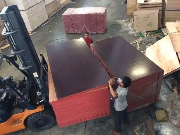 Tumpukan produk triplek phenolic film face kualitas tinggi untuk bekisting cor beton di gudang PT Indoho Santosa Abadi