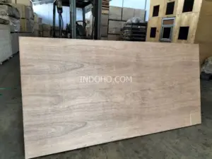 Lembaran lantai peti kemas plywood 28mm full kruing dengan serat kayu yang padat dan kuat.
