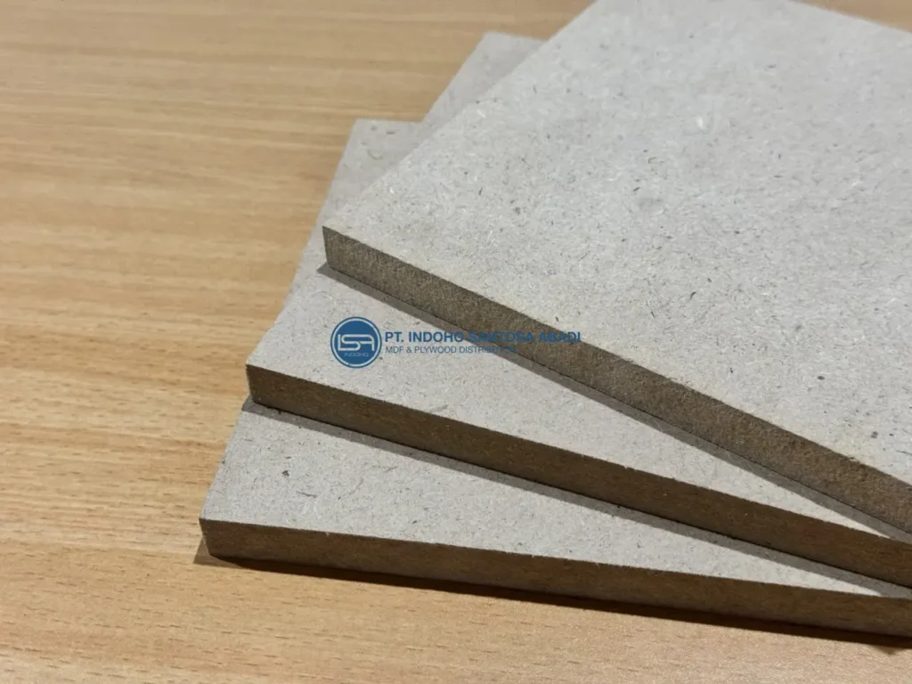 Detail potongan papan MDF CARB-P2 polos yang padat dan presisi. Material ramah lingkungan dengan emisi formaldehida sangat rendah untuk standar ekspor.
