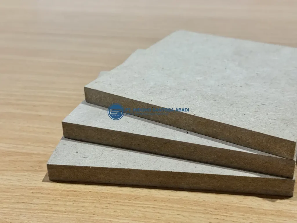 Tumpukan potongan papan MDF E2 standar berwarna cokelat natural dengan permukaan halus dan potongan tepi yang padat, ideal untuk furniture indoor dari Indoho.