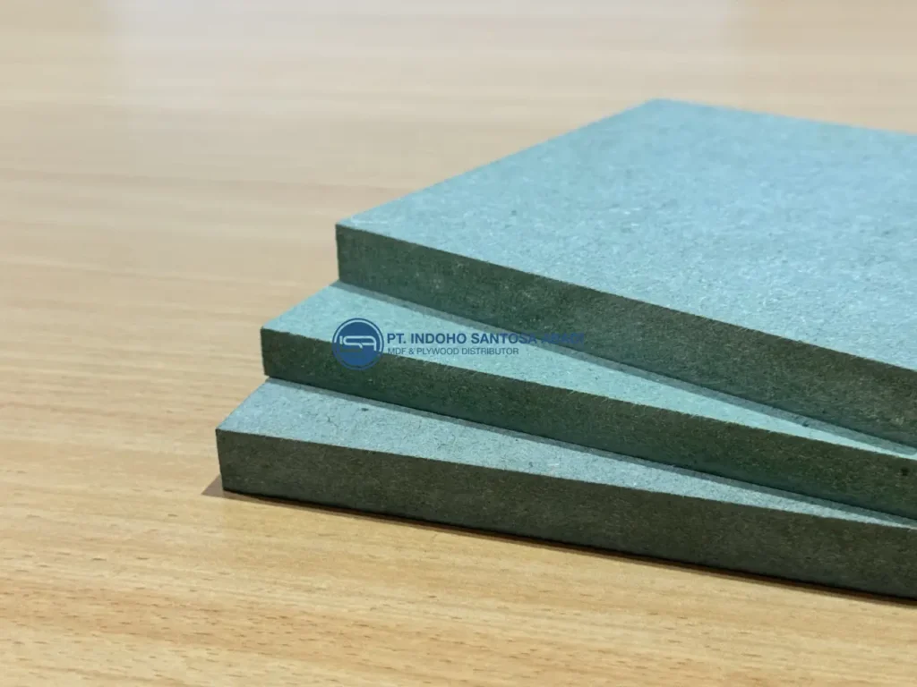 Tumpukan potongan papan MDF HMR (High Moisture Resistance) berwarna hijau, material tahan lembab untuk kitchen set dan kamar mandi dari Indoho.