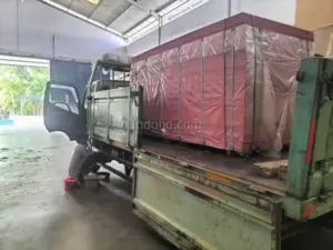 Proses loading plywood phenolic film face ke dalam truk pengiriman di gudang Indoho Semarang