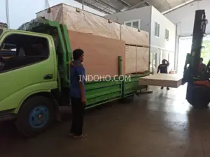 Proses pemuatan (loading) pengiriman grosir plywood veneer mindi dari gudang PT Indoho Santosa Abadi Semarang ke pelanggan.