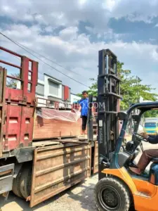 Proses loading pengiriman triplek kontainer 28mm full kruing untuk lantai peti kemas oleh distributor container flooring plywood Indonesia.