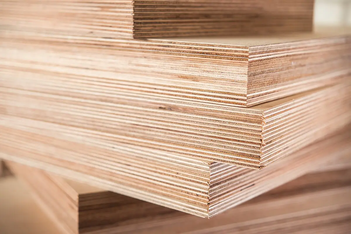 Plywood WPB Marine dengan core hardwood dan face back Meranti untuk kebutuhan konstruksi, industri, dan perkapalan.