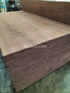 Tumpukan stok triplek kontainer 28mm full kruing di gudang Indoho Semarang untuk kebutuhan lantai peti kemas.