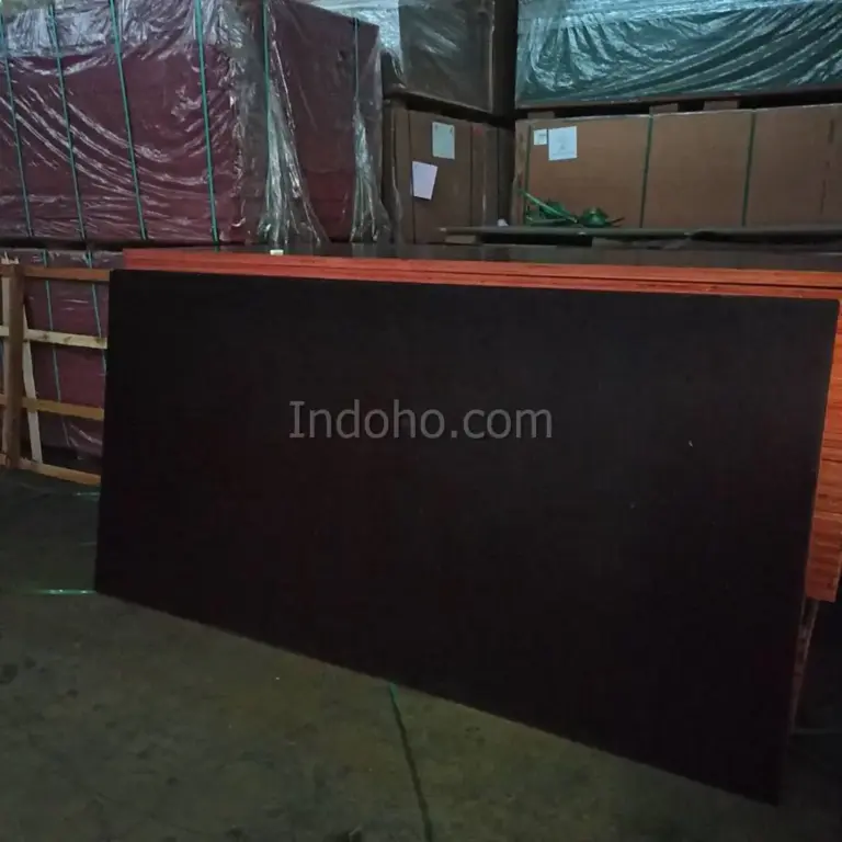 Stok melimpah triplek cor phenolic polos di gudang PT Indoho Santosa Abadi