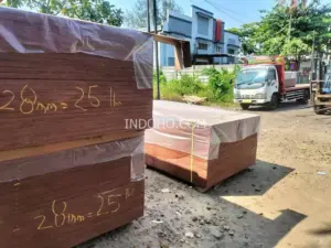 Tumpukan stok triplek kontainer 28mm full kruing isi 25 lembar siap kirim oleh distributor container flooring plywood Indonesia.
