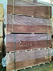 Tumpukan stok triplek kontainer 28mm full kruing siap kirim untuk kebutuhan lantai peti kemas.