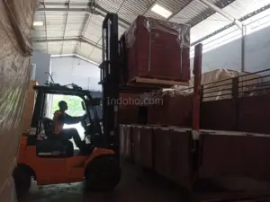 Aktivitas operasional forklift di pusat distributor triplek phenolic Semarang untuk menjaga ketersediaan stok