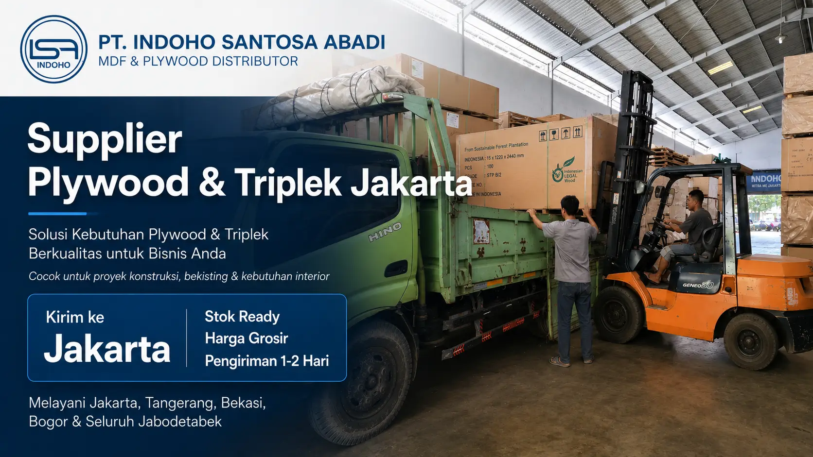 Pekerja memuat palet plywood menggunakan forklift ke truk di gudang supplier triplek Jakarta PT Indoho Santosa Abadi