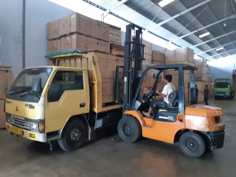 Proses pemuatan stok plywood dan MDF ke truk pengiriman di gudang PT Indoho Santosa Abadi Semarang untuk distribusi ke Jawa Tengah.