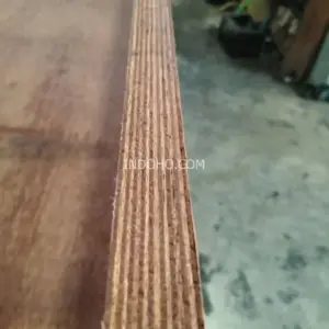 Detail lapisan 19 ply pada triplek kontainer 28mm full kruing untuk kekuatan maksimal lantai peti kemas.