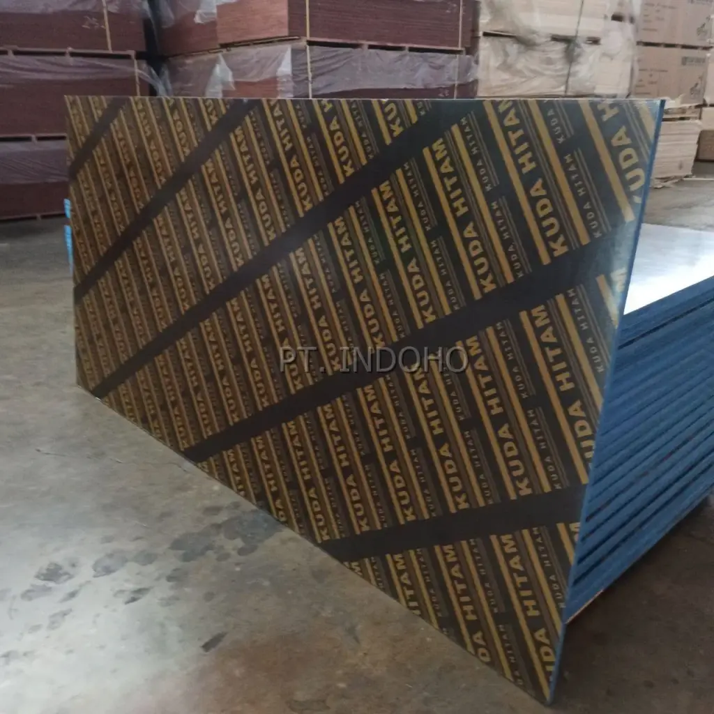 Stok triplek phenolic film face untuk proyek konstruksi bekisting beton di Semarang