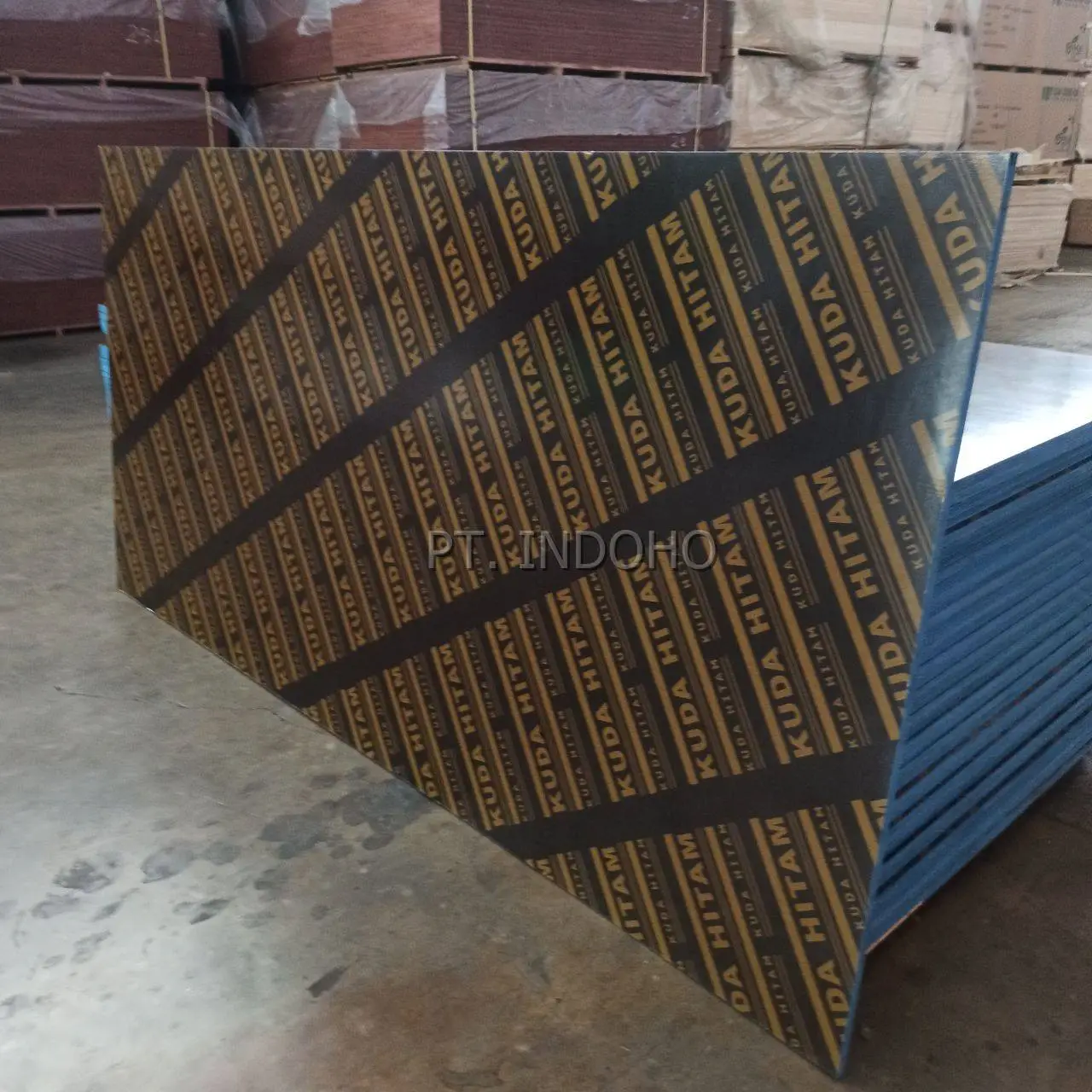 Stok triplek phenolic film face untuk proyek konstruksi bekisting beton di Semarang